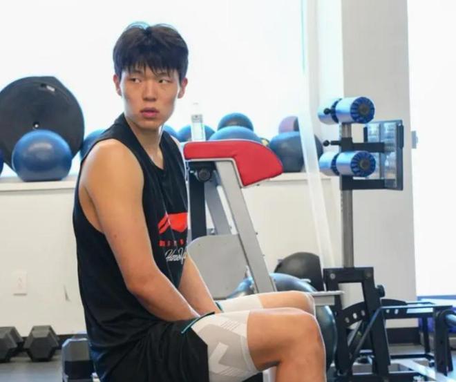 杨瀚森夏联首训获好评!教练称赞成熟队友感慨太会传球(杨瀚森送出10记传球)